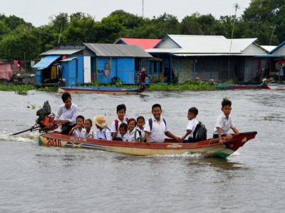 Des enfants reviennent de l'école dans leur village flottant de Prek Toal dans la province de Battambag, au Cambodge, le 14 octobre 2020 - TANG CHHIN Sothy [AFP/Archives]