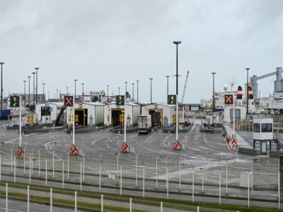 Des camions font la queue au terminal Eurotunnel de Calais, le 21 décembre 2020 - DENIS CHARLET [AFP]