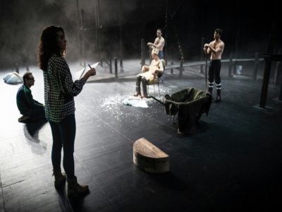 Bruno Geslin (G) dirige une répétition de la pièce "Le feu, la fumée, le soufre) au théâtre de la Cité à Toulouse, le 18 décembre 2020 - Lionel BONAVENTURE [AFP]