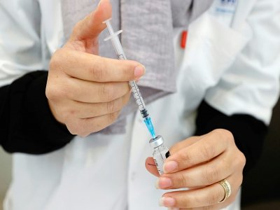 Un soignant prépare une dose de vaccin anti-covid le 21 décembre 2020 à Herzliya (Israël) - JACK GUEZ [AFP]