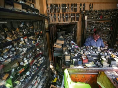 Photo prise le 9 décembre 2020 montrant Youssef Abdelkarim, réparateur de montres, dans son magasin de la rue Rachid, à Bagdad - AHMAD AL-RUBAYE [AFP]