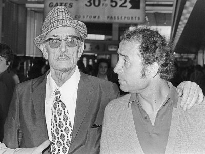 Claude Brasseur et son père Pierre le 1 er juin 1971 à Orly - [AFP/Archives]