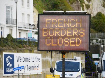 Panneau lumineux indiquant la fermeture des frontières avec la France, au port de Douvres (Royaume-Uni), le 22 décembre 2020 - JUSTIN TALLIS [AFP]