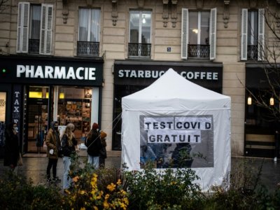 File d'attente devant une tente dans laquelle sont effectués des tests antigéniques à Paris le 21 décembre 2020 - Martin BUREAU [AFP]