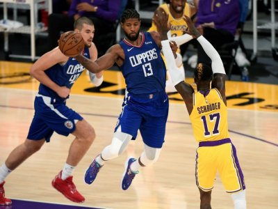 Paul George des LA Clippers, ballon en main, lors de la victoire chez les Los Angeles Lakers en ouverture de la saison NBA le 22 décembre 2020 - Harry How [GETTY IMAGES NORTH AMERICA/AFP]