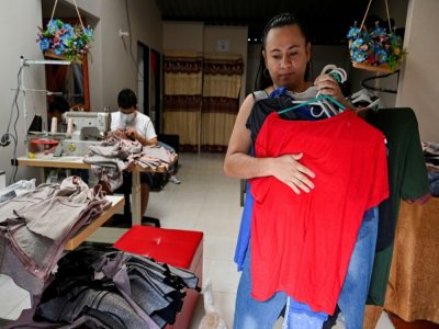 La Colombienne Jackeline Adarve dans son atelier de fabrication de vêtements de sport, le 10 décembre 2020 à Cali - Luis ROBAYO [AFP]
