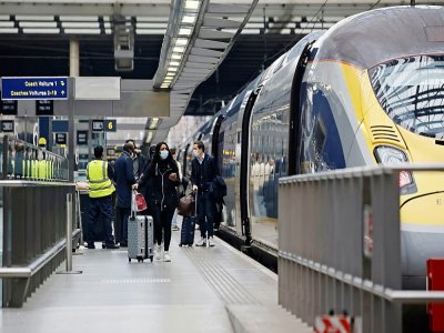 Des passagers montent à bord d'un Eurostar à la gare Saint-Pancras de Londres, le 23 décembre 2020 - Tolga Akmen [AFP]