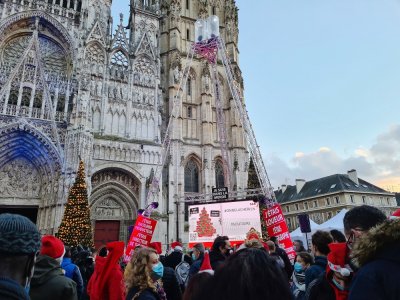 Une scène et un écran géant ont été installés devant la cathédrale de Rouen.