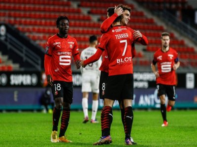 Rennes, porté par Clément Grenier enlacé par Martin Terrier, a battu le FC Metz au Roazhon Park, le 23 décembere 2020 - Sameer Al-DOUMY [AFP]