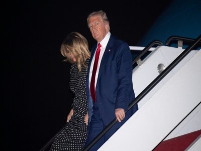 Le président américain Donald Trump et son épouse Melania Trump à leur arrivée à l'aéroport de Palm Beach, le 23 décembre 2020, pour se rendre à Mar-a-Lago où ils passeront les fêtes de fin d'année - SAUL LOEB [AFP]