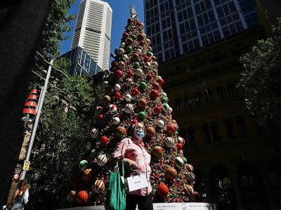 Un sapin de Noël dans une rue de Sydney, le 24 décembre 2020 en Australie - Saeed KHAN [AFP]