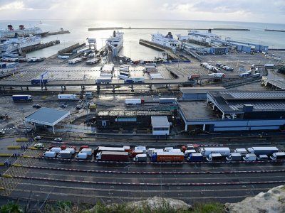 Des camions attendent devant l'entrée du port de Douvres, le 24 décembre 2020 au Royaume-Uni - JUSTIN TALLIS [AFP]