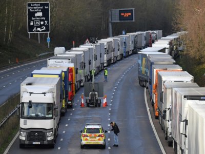 Des camions stockés sur une autoroute menant au port de Douvres, à Mersham, le 24 décembre 2020 - JUSTIN TALLIS [AFP]