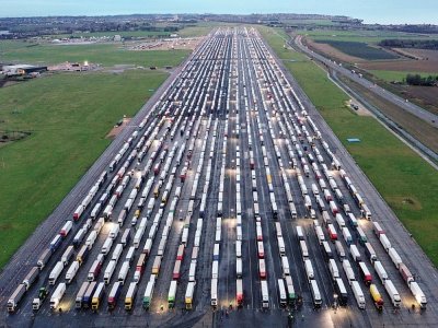 Des camions bloqués faute de pouvoir traverser la Manche, stationnés sur le tarmac de l'aéroport de Manston, près de Ramsgate au Royaume-Uni, le 22 décembre 2020 - William EDWARDS [AFP]