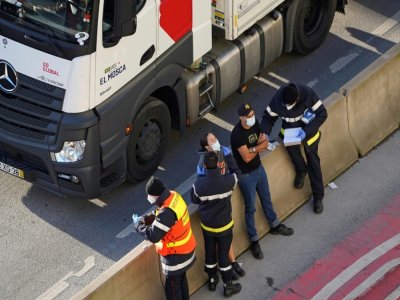 Des pompiers français procèdent à un test Covid sur un routier à Douvres, le 25 décembre 2020 - Niklas HALLE'N [AFP]