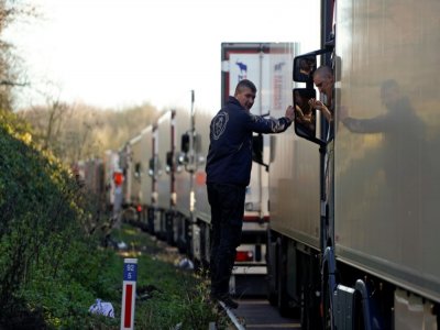 Des routiers polonais immobilisés sur l'autoroute M20 conduisant au port de Douvres, le 25 décembre 2020 à Ashford - Niklas HALLE'N [AFP]