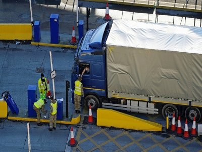 Des militaires contrôlent un poids-lourd dans le port de Douvres, en Angleterre, le 25 décembre 2020 - Niklas HALLE'N [AFP]