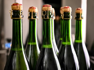 Des bouteilles de champagne sur une chaîne de contrôle qualité de la maison Bollinger, le 2 décembre 2020 à Ay, près d'Epernay, en France - BERTRAND GUAY [AFP/Archives]
