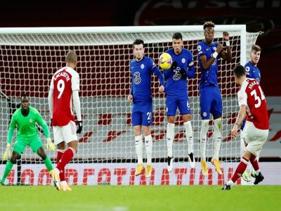 Le milieu d'Arsenal Granit Xhaka (d) marque un coup franc en pleine lucarne contre Chelsea, le 26 décembre 2020 à l'Emirates Stadium de Londres - ANDREW BOYERS [POOL/AFP]
