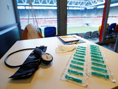 Des seringues et un appareil de prise de tension, dans un centre de vaccination dans un stade de Düsseldorf (Allemagne), le 26 décembre 2020 - THILO SCHMUELGEN [POOL/AFP]