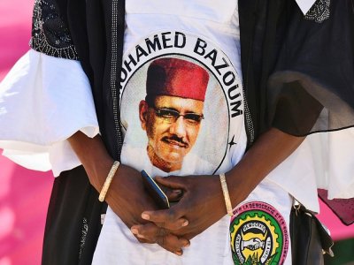 Une partisane de Mohammed Bazoum arbore un T-shirt à l'effigie du candidat, le 23 décembre 2020 à Diffa, au Niger - Issouf SANOGO [AFP]