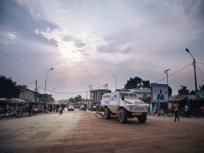 Un blindé des Nations unies patrouille dans une rue de Bangui, le 22 décembre 2020 - ALEXIS HUGUET [AFP/Archives]