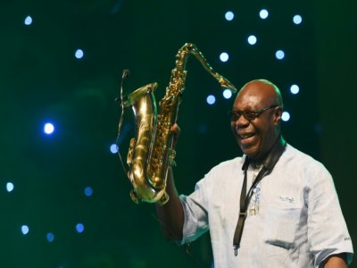 Le saxophoniste Manu Dibango en juin 2018 à Abidjan, en Côte d'Ivoire - Sia KAMBOU [AFP/Archives]