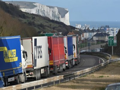 Les camions font la queue le 10 décembre 2020 à l'entrée du port de Douvres pour se rendre sur le continent - JUSTIN TALLIS [AFP/Archives]