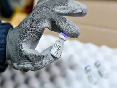 Une dose du vaccin anti-Covid de Pfizer-BioNTech à l'arrivée des premières commandes en France en banlieue parisienne le 26 décembre 2020 - STEPHANE DE SAKUTIN [POOL/AFP]