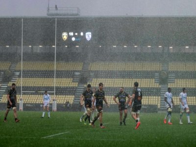 Les joueurs de La Rochelle et de Montpellier jouent sous une forte pluie, le 27 décembre 2020 à La Rochelle - XAVIER LEOTY [AFP]