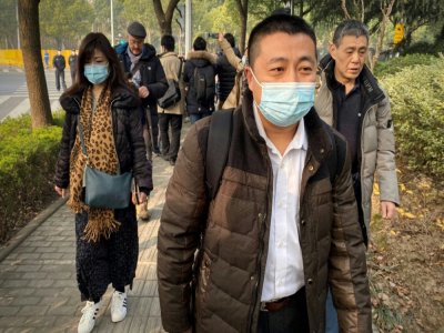 Ren Quanniu (c) un des avocats de Zhang Zhang arrive au tribunal à Shanghai, le 28 décembre 2020 - Leo RAMIREZ [AFP]