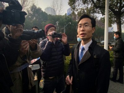 Zhang Keke (r) un des avocats de  Zhang Zhan s'adresse aux journalistes devant le tribunal de Shanghai, le 28 décembre 2020 - Leo RAMIREZ [AFP]