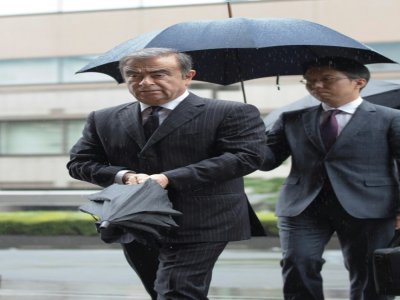 Carlos Ghosn (g) arrive au tribunal à Tokyo pour une audience judiciaire, le 24 juin 2019 - Kazuhiro NOGI [AFP/Archives]