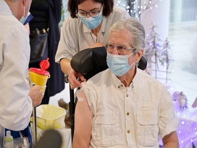 Jacques Collineau, reçoit le vaccin Pfizer-BioNTech dans l'Ehpad de Joué-les-Tours, près de Tours, le 28 décembre 2020 - Guillaume SOUVANT [AFP]