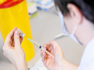 Préparation d'un vaccin à la maison de retraite Woonzorgcentrum Sint-Pieters à Puurs en Flandre (Belgique), le 28 décembre 2020 - Dirk WAEM [POOL/AFP]