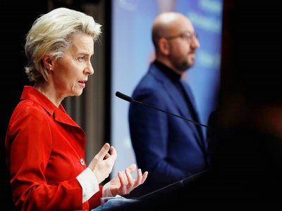 La présidente de la Commission européenne Ursula von der Leyen (g) et le président du Conseil européen Charles Michel (d) le 29 octobre 2020 à Bruxelles - Olivier HOSLET [POOL/AFP/Archives]