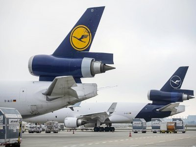 Des avions de la compagnie de fret Lufthansa Cargo sur le tarmac de l'aéroport de Francfort (Allemagne), le 25 novembre 2020 - Thomas Lohnes [AFP/Archives]