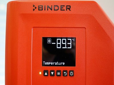 Un écran affiche la température à l'intérieur d'un "super-congélateur" de l'entreprise Binder, à Tuttlingen, dans le sud de l'Allemagne, le 24 novembre 2020 - THOMAS KIENZLE [AFP/Archives]