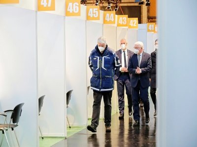 Le président allemand Frank-Walter Steinmeier (d) et Albrecht Broemme (g), chargé de superviser les centres de vaccination de la capitale allemande, visitent l'un d'entre eux, le 21 décembre 2020 à Berlin - HANNIBAL HANSCHKE [POOL/AFP/Archives]
