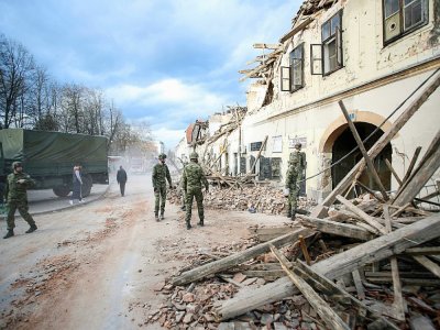 Des militaires croates participaient mardi aux traveaux de déblayement dans la ville de Petrinja, au sud de la capitale Zagreb, quelques heures après le séisme de magnitude 6,4 qui a fait sept morts dans la région. - Damir SENCAR [AFP]
