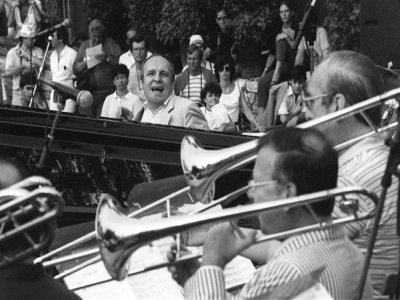 Le pianiste de jazz français Claude Bolling (C) accompagne le 16 juillet 1983 le "Big Band" lors de la 10e édition de la Grande Parade du Jazz de Nice - ERIC GAILLARD [AFP/Archives]