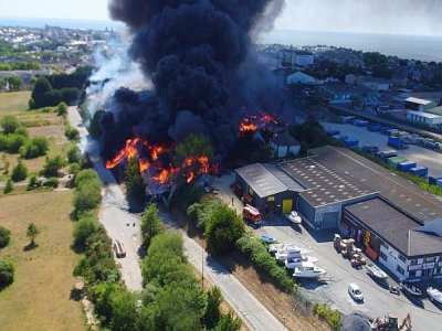 L'incendie impressionnant du centre de tri de Donville-les-Bains le 29 mai 2020.  - SDIS 50