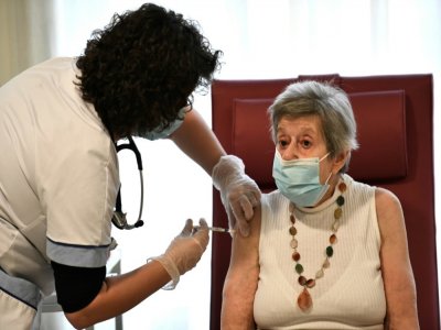 Vaccination d'une pensionnaire d'un EHPAD de Bobigny, le 30 décembre 2020 - STEPHANE DE SAKUTIN [AFP]