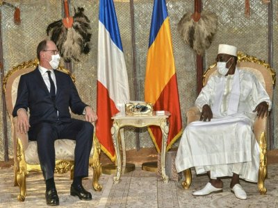 Le Premier ministre Jean Castex avec le président tchadien Idriss Deby à Amdjarass, dans l'est du pays, le 31 décembre 2020 - - [AFP]