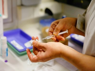 Préparation pour une vaccination avec une dose de Pfizer-BioNTech, à Sevran, le 27 décembre 2020 - Thomas SAMSON [POOL/AFP]