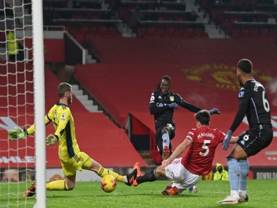 L'attaquant d'Aston Villa Bertrand Traoré (c) marque sur le terrain de Manchester United, le 1er janvier 2021 - Laurence Griffiths [POOL/AFP]