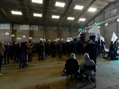 Des participants à une fête sauvage du Nouvel an dans un hangar désaffecté à Lieuron (environ 40 km au sud de Rennes), le 1er janvier 2021 - JEAN-FRANCOIS MONIER [AFP]