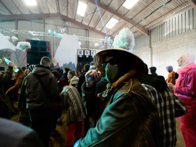 Des participants à une fête sauvage du Nouvel an dans un hangar désaffecté à Lieuron (environ 40 km au sud de Rennes), le 1er janvier 2021 - JEAN-FRANCOIS MONIER [AFP]
