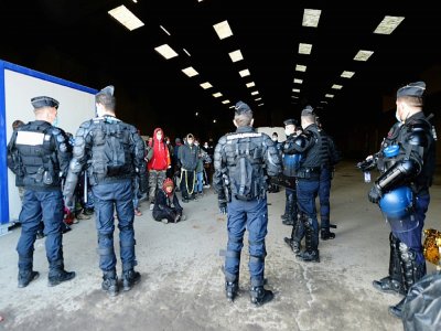 Dans l'un des hangars où s'est déroulée la rave party sauvage à Lieuron, le 2 janvier 2021 - JEAN-FRANCOIS MONIER [AFP]