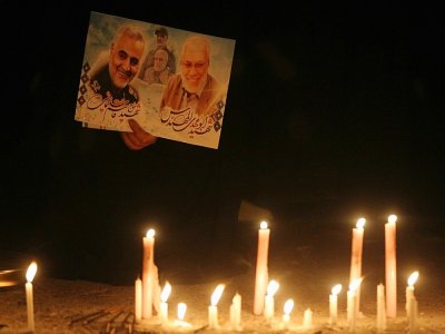 Des Irakiens ont allumé des bougies sur le site où une attaque de drone américain a tué, le 3 janvier 2020, le général iranien Qassem Soleimani à l'aéroport international de Bagdad, le 2 janvier 2021 - AHMAD AL-RUBAYE [AFP]